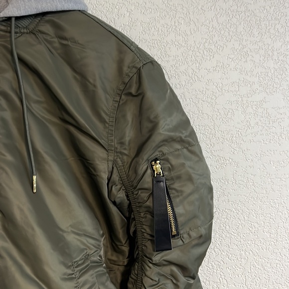 Bomber jacket with hood - Picture 4 of 11